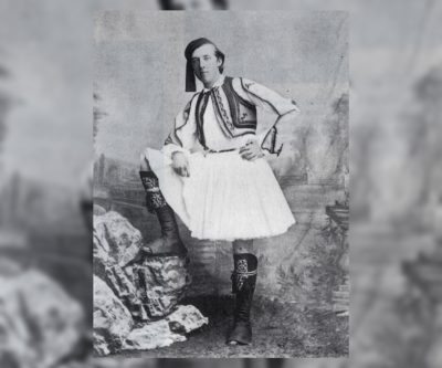 Αναγνωρίζετε τον παγκοσμίου φήμης συγγραφέα που φωτογραφήθηκε με  φουστανέλα στην Αθήνα; Μιλούσε αρχαία Ελληνικά και αποκαλούσε “ελληνικό” τον ομοφυλοφιλικό έρωτα