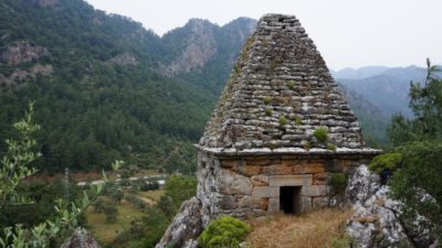 Οι Μουσουλμάνοι πίστευαν, ότι ο πυραμοειδής τάφος, ήταν ιερός χώρος του Ισλάμ. Τελικά είναι ο τάφος του κορυφαίου πυγμάχου Διαγόρα, στην Μαρμαρίδα.