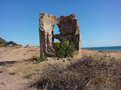 Καζάρμα, ο παραθαλάσσιος πύργος της Ηλείας που κινδυνεύει με κατάρρευση. Ήταν μέρος της παράκτιας οχύρωσης στην Φραγκοκρατία και εμπόδιο στους πειρατές