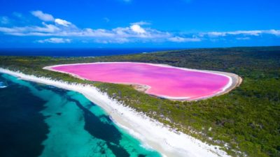Η εντυπωσιακή ροζ λίμνη. Το κολύμπι απαγορεύεται, οι επισκέψεις γίνονται μόνο από μακριά, ενώ οι επιστήμονες διχάζονται για τα αίτια της απόχρωσης