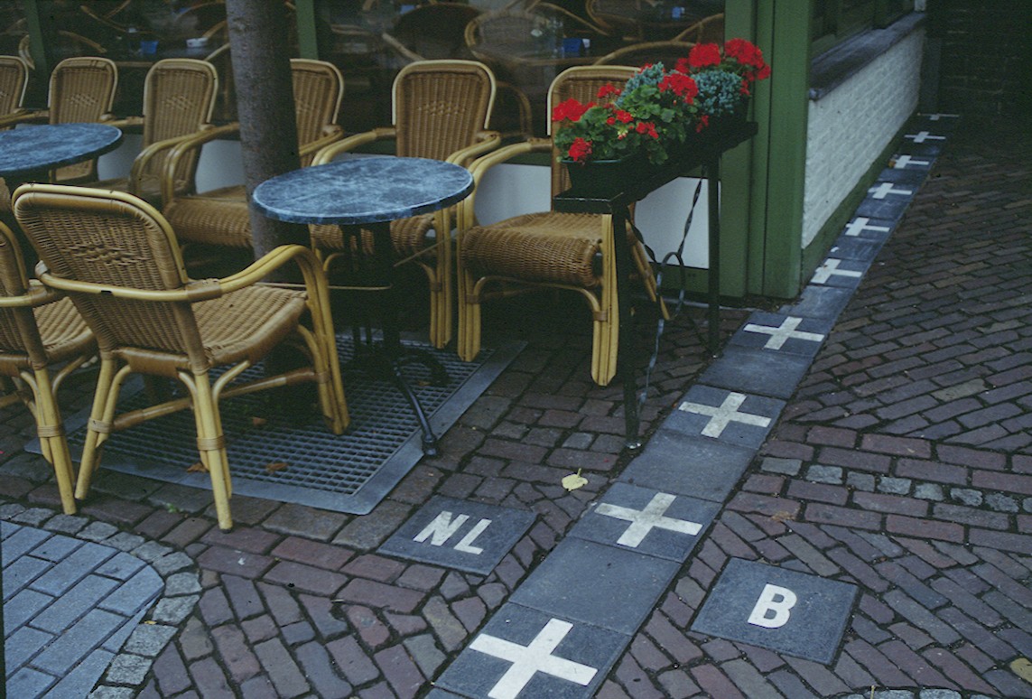 Τα σύνορα Βελγίου και Ολλανδίας περνούν μέσα από καφετέριες και σπίτια! Τα σηματοδοτούν οι σταυροί στο οδόστρωμα. Τι συνέβη στην καραντίνα που υπήρχαν διαφορετικά μέτρα