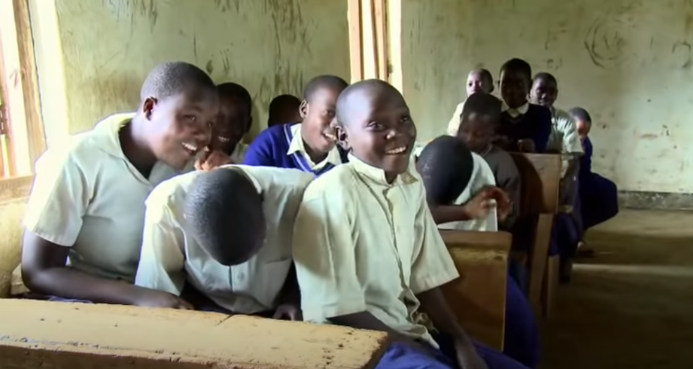 Η επιδημία γέλιου στην Τανζανία, που “μεταδόθηκε” σε μαθητές και ανάγκασε 14 σχολεία να κλείσουν για πολλούς μήνες. Οι επιστήμονες μελέτησαν το φαινόμενο που δεν είναι τόσο ασυνήθιστο