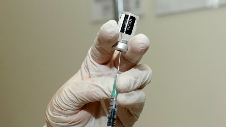 Τρεις δόσεις εμβολίου και μια επαναληπτική κάθε χρόνο, σύμφωνα με την πρόεδρο της Εθνικής Επιτροπής Εμβολιασμών