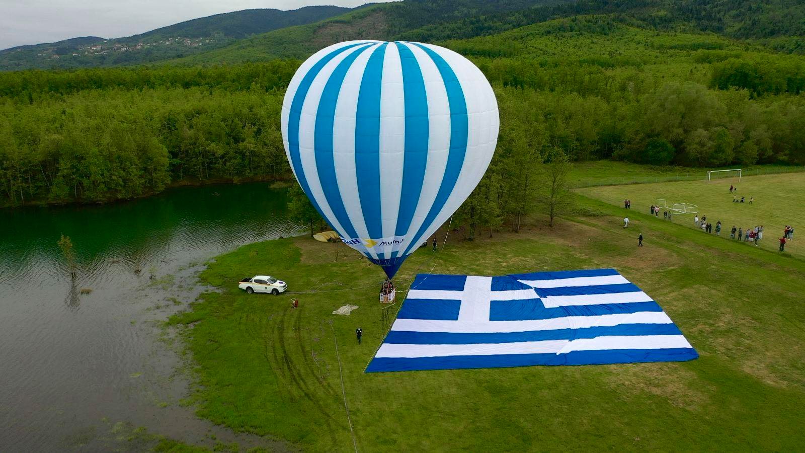 Υψώθηκε με αερόστατο τεράστια ελληνική σημαία πάνω από την λίμνη Πλαστήρα και τα Άγραφα. Εκεί χτυπούσε η καρδιά του κλέφτικου και του αγώνα το 1821 (drone)