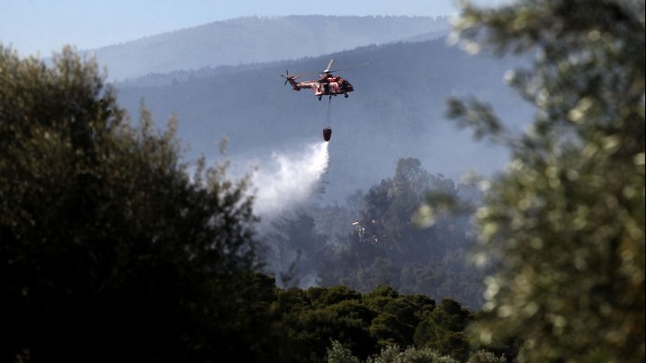 Αναζωπύρωση στη Λέσβο. Εκκενώθηκε το χωριό Βρίσα. Σε εξέλιξη το πύρινο μέτωπο στη Δαδιά για έβδομη ημέρα