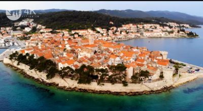 Το περιτειχισμένο νησί της Κροατίας που λέγεται και Μαύρη Κέρκυρα. Η ομηρική καταγωγή του ιδρυτή της που οι Βενετοί τον τιμούν σαν γενάρχη.  Η σχέση με τον Μάρκο Πόλο