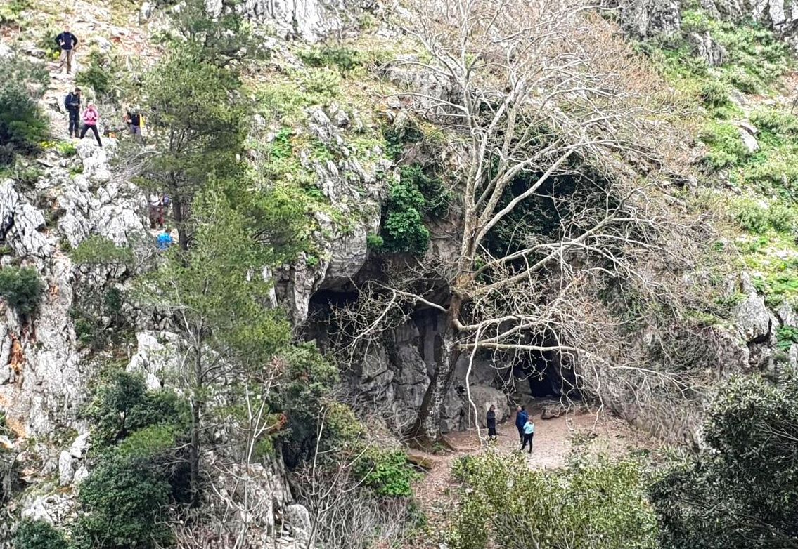 Το άγνωστο και πανάρχαιο σπήλαιο του Πανός στην Πάρνηθα. Δείτε από ψηλά την δύσβατη διαδρομή και τον βράχο όπου βρίσκεται κρυμμένο. Γιατί το αποκαλούσαν και Λυχνοσπηλιά (drone)