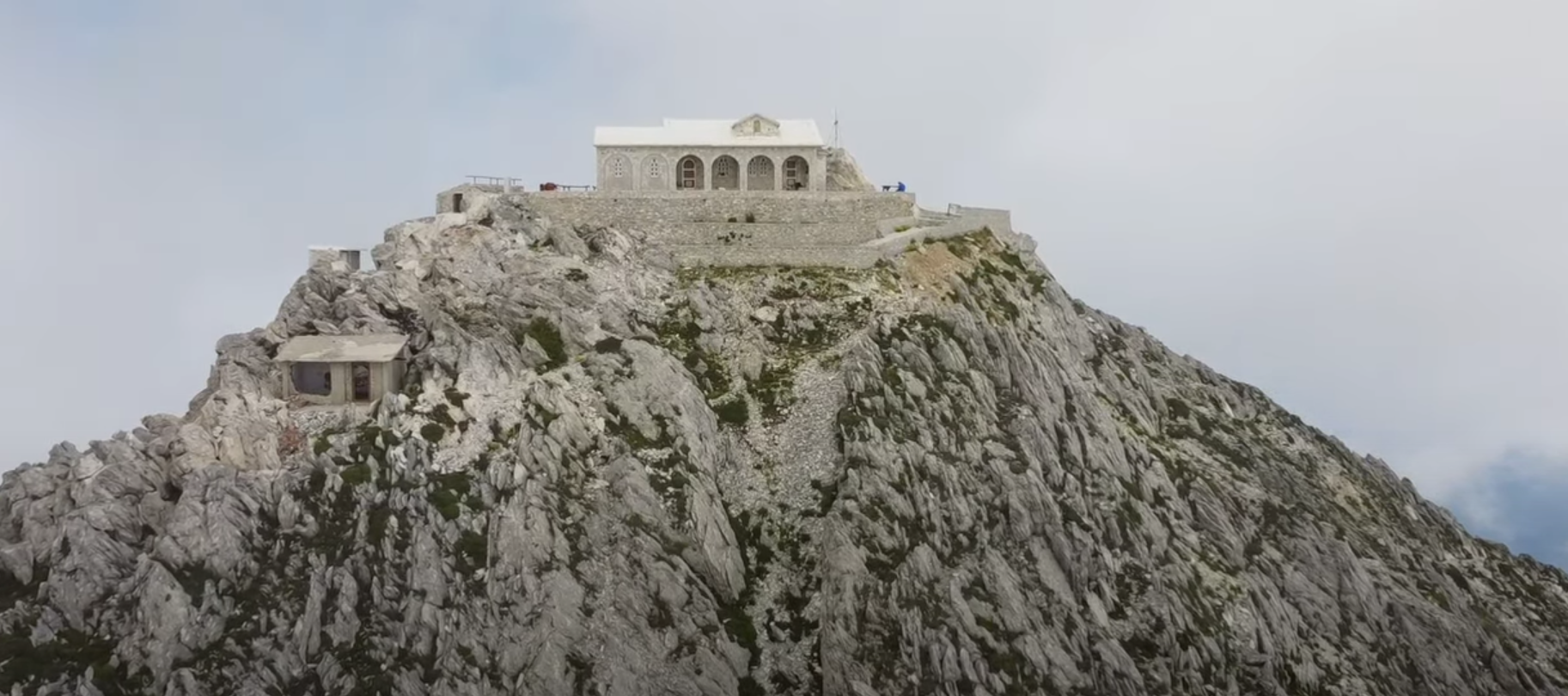 "Αγία Κορυφή". Εντυπωσιακά πλάνα από το ψηλότερο σημείο του Άγιου Όρους. Η δύσκολη ανάβαση στα 2.033 μέτρα και το ιστορικό εκκλησάκι που εποπτεύει όλη τη χερσόνησο