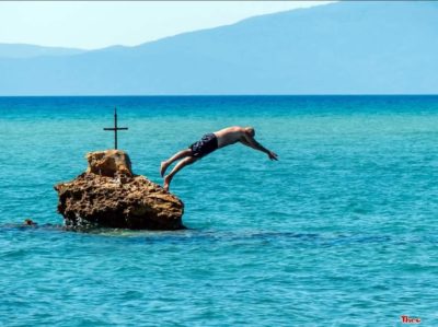 Αχινόπετρα, η μυστική παραλία της Καβάλας με τα υπέροχα νερά και τους εκατοντάδες αχινούς. Δεν έχει ομπρέλες και κοντά βρίσκονται παλαιά ιαματικά λουτρά (drone)