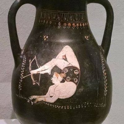 Η γυναίκα που έριχνε βέλη με το τόξο στα πόδια της. Την απαθανάτισε σε αρχαία πελίκη, Αθηναίος αγγειογράφος