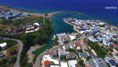 Η εντυπωσιακή φυσική πισίνα της Κρήτης. Πού βρίσκεται το Σίσι, το ψαροχώρι που ήταν καταφύγιο αγωνιστών και εξελίχθηκε σε πολυτελή τουριστικό προορισμό (drone)