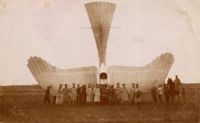 Το πρώτο αεροπλάνο που χρησιμοποιήθηκε σε πόλεμο, έμοιαζε μ’ ένα τεράστιο πουλί. Η μοναδική ομοιότητα του γερμανικού Τάουμπε, με περιστέρι