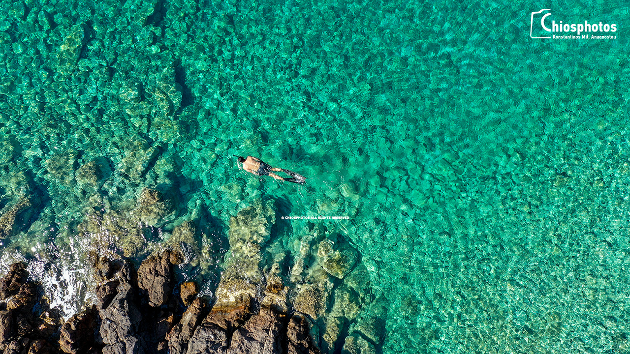 Δείτε πού βρίσκεται η κρυμμένη παραλία της Χίου, όπου τα νερά δεν βρωμίζουν ποτέ και η πρόσβαση γίνεται μόνο μέσω θαλάσσης. Ποιος ο ρόλος του ερειπωμένου μεσαιωνικού κάστρου