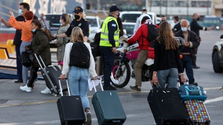 Εκτός πλοίων έμειναν 2.500 άτομα το τριήμερο από τους ελέγχους του Λιμενικού- Τι είπε ο αρμόδιος υπουργός για το μίνι lockdown στη Μύκονο