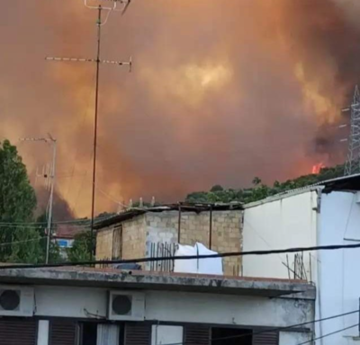 Διαστάσεις παίρνει η μεγάλη φωτιά στην Αχαΐα. Κάηκαν σπίτια, εκκενώθηκαν οικισμοί και ξενοδοχείο