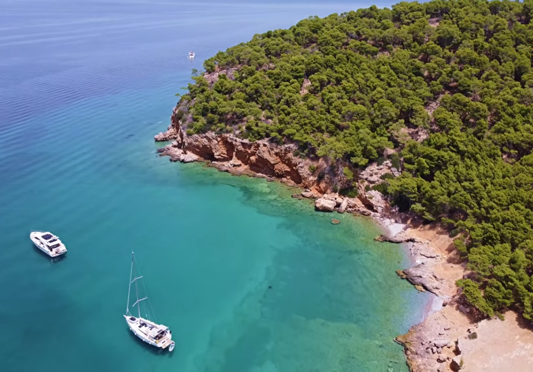 Αγκίστρι. Το μαγευτικό νησί που απέχει μία ώρα από την Αθήνα. Ο βυθός του είναι "σπαρμένος" με αρχαιότητες και έχει παραλίες για όλα τα γούστα (drone)