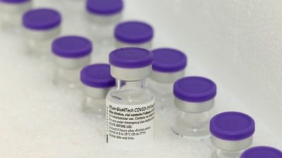Τρίτη δόση και νέο εμβόλιο ετοιμάζουν Pfizer- BioNTech για τη μετάλλαξη Δέλτα. Πώς χρησιμοποιούν τα στοιχεία από εμπειρία Ισραήλ και Βρετανίας
