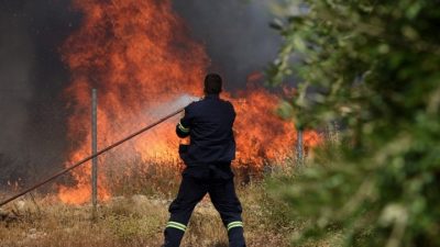 Σε εξέλιξη η φωτιά στη Δροσιά. Εκκενώθηκε ο οικισμός Πτέρη – Πιθανή εκκένωση σε Τριβογά και Χριστοπουλέικα