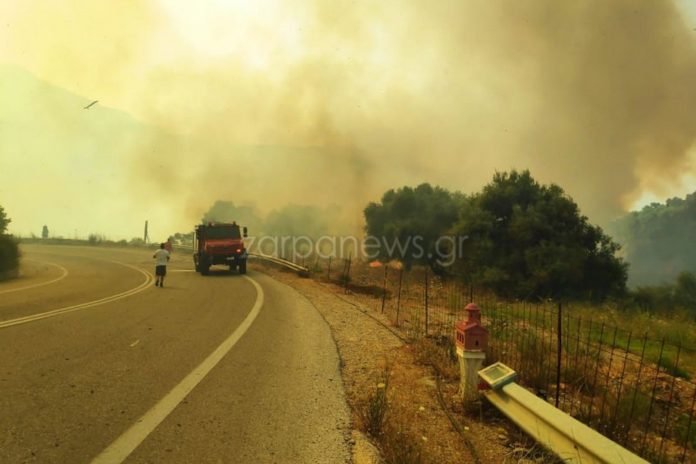 Ανεξέλεγκτη φωτιά στο Κακοδίκι Χανίων – Εκκενώνονται σπίτια