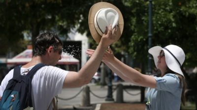 Συνθήκες καύσωνα με μέγιστες θερμοκρασίες στους 41-43 βαθμούς Κελσίου. Πότε θα κορυφωθεί – Οδηγίες προστασίας