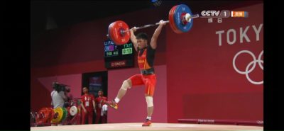 Κινέζος αρσιβαρίστας κέρδισε το χρυσό στους Ολυμπιακούς, ισορροπώντας στο ένα πόδι – Έσπασε δύο ρεκόρ