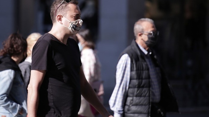 Επαναφορά της μάσκας στους ανοιχτούς χώρους ζητούν οι ειδικοί. Περιοριστικά μέτρα στην εστίαση και φόβοι για τοπικά lockdown λόγω της αύξησης των κρουσμάτων