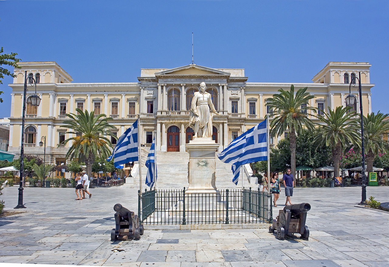 Δείτε από ψηλά την "αριστοκράτισσα του Αιγαίου". Γιατί η Σύρος αποτελεί το πιο πολύχρωμο και πολύμορφο νησί των Κυκλάδων.