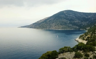 Ψάθα. Δείτε από ψηλά την πεντακάθαρη παραλία 2,5 χιλιομέτρων της Αττικής που θυμίζει νησί. Από πού πήρε το όνομά της (drone)