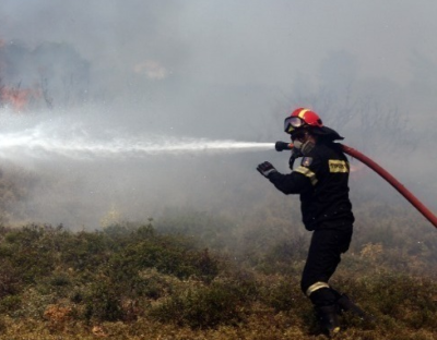 Μεγάλη φωτιά στο Ρέθυμνο. 10 πυροσβεστικά οχήματα, 2 ελικόπτερα και ένα ρωσικό Beriev-200 δίνουν μάχη με τις φλόγες και τους ισχυρούς ανέμους