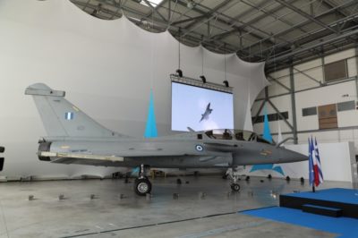 Αυτό είναι το πρώτο από τα 18 μαχητικά Rafale που παρέλαβε η Ελλάδα. Στη νότια Γαλλία η τελετή παράδοσης. “Νέα εποχή για τις Ένοπλες Δυνάμεις» δήλωσε ο αρχηγός ΓΕΕΘΑ