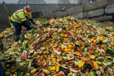 Πως τα τρόφιμα που πετιούνται αποτελούν καταστροφή για το κλίμα. 2,5 δις τόνοι καταλήγουν στα σκουπίδια ετησίως