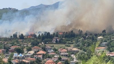 Μαίνεται η φωτιά στη Σταμάτα – “Γλείφει σπίτια” λέει ο δήμαρχος – Τις προσπάθειες κατάσβεσης δυσκολεύουν οι ισχυροί άνεμοι