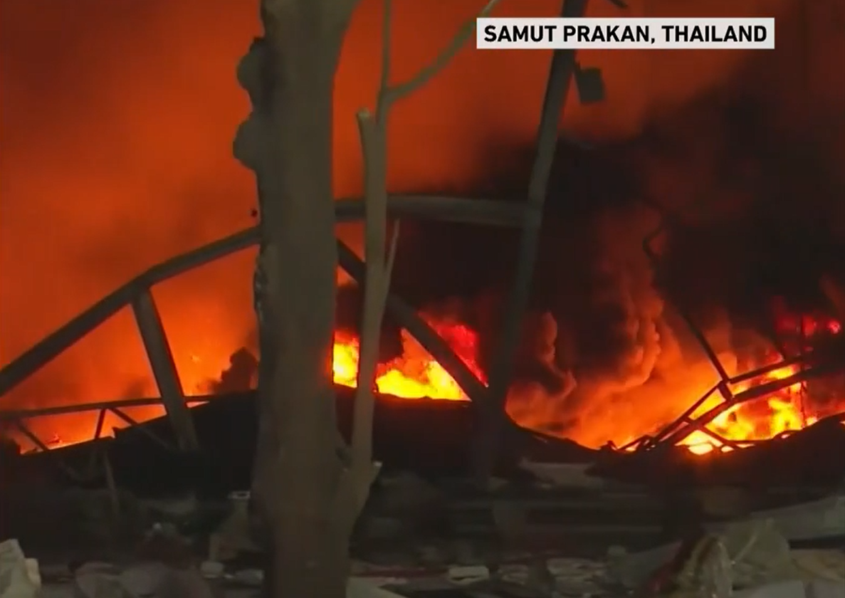 Ένας νεκρός, 29 τραυματίες και δεκάδες κατεστραμμένα σπίτια από έκρηξη εργοστασίου στην Ταϊλάνδη. Οι πυροσβέστες συνεχίζουν να δίνουν μάχη με τις φλόγες