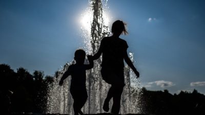 Καύσωνας: Έκκληση για ορθή χρήση νερού και ρεύματος – φόβοι για μπλακαουτ. Οι ανακοινώσεις Χρυσοχοΐδη-Χαρδαλιά