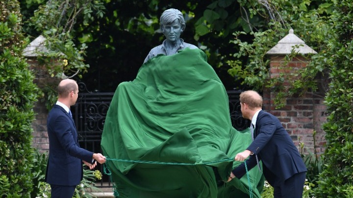 Άγαλμα της Νταϊάνα στους κήπους του Κένσιγκτον. Σχολιάζουν ότι δεν της μοιάζει οι Βρετανοί: «Γιατί μας δείχνετε την Τερέζα Μέι;»