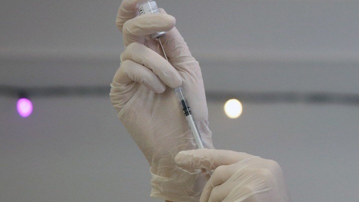 Γιατρός στο Ασκληπιείο της Βούλας έκανε εικονικούς εμβολιασμούς σε αρνητές. Εξαφανίστηκε και αναζητείται – Τι ανέφερε η ΠΟΕΔΗΝ