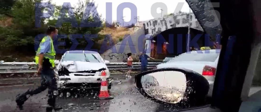 Καραμπόλα 14 οχημάτων στην Περιφερειακή οδό Θεσσαλονίκης εξαιτίας της βροχής