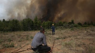 Ανεξέλεγκτη φωτιά καιεί σπίτια στο Κρυονέρι – Εκκενώνονται Λίμνη Μαραθώνα και Καλέντζι – Σε εξέλιξη 56 πυρκαγιές