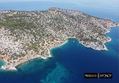 Πτήση πάνω από την “Κυρά του Σαρωνικού”. Η μοναχική νησίδα που βρίσκεται στη σκιά του Αγκιστριού (drone)