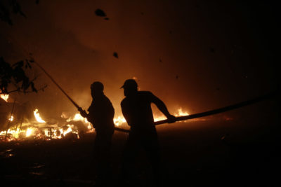 Φωτιά Βαρυμπόμπη. Στη μάχη της κατάσβεσης 520 πυροσβέστες. Μεταφορά πυρόπληκτων με λεωφορεία του ΟΑΣΑ