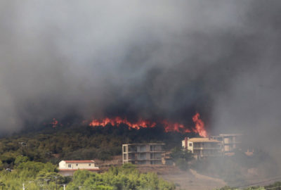 Εκτός ελέγχου η φωτιά στην Κερατέα – Καίει κοντά σε οικισμούς. Ενισχύθηκαν οι πυροσβεστικές δυνάμεις (φωτο)