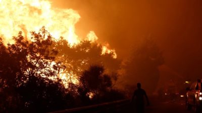 Μαίνεται η μεγάλη πυρκαγιά στις Αφίδνες. Καίγονται εγκαταστάσεις στον παράδρομο τις εθνικής οδού