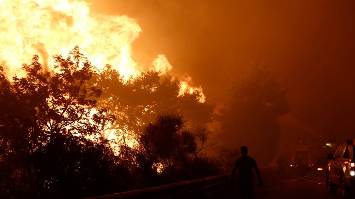 Καίγεται το Πευκόφυτο – Εκκενώνεται Σταμάτα και Ροδόπολη – Ανεξέλεγκτη η φωτιά