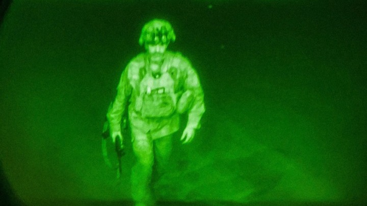 Ο τελευταίος Αμερικανός αξιωματικός που έφυγε από το Αφγανιστάν- Η φωτογραφία σηματοδοτεί το τέλος του πολέμου