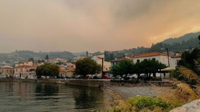 Μάχη με τις φλόγες στην Εύβοια. Χτυπούν οι καμπάνες για την εκκένωση του χωριού Κεχριές (Βίντεο)