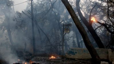 Με ένα μέτωπο ενεργό η φωτιά στη Βαρυμπόμπη. «Μάχη» και από αέρα για να οριοθετηθεί- Ανυπολόγιστες καταστροφές