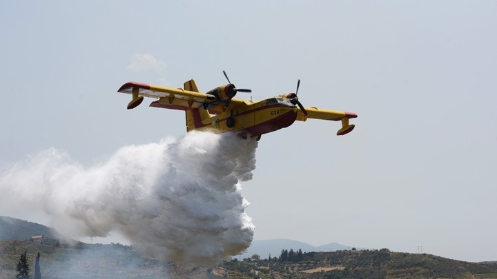 Ξεκίνησαν τις ρίψεις τα αεροσκάφη στη Λίμνη Ευβοίας- Μάχη με τις αναζωπυρώσεις