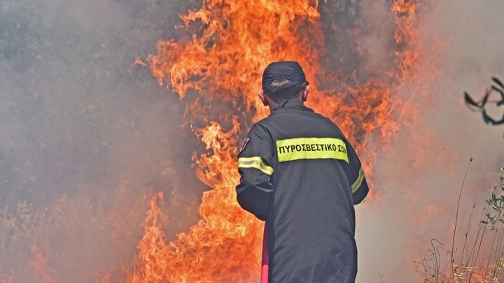 Η Ενωση Ποινικολόγων ζητά κατεπείγουσα έρευνα για τις πυρκαγιές από Ειδικό Εφέτη Ανακριτή