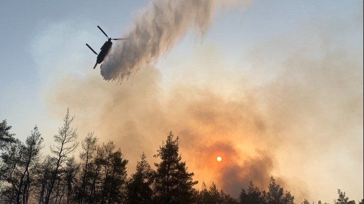 Φωτιά στα Βίλια. Παρ’ ολίγον σύγκρουση στον αέρα του Ιλιούσιν με ελικόπτερο