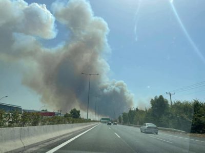 Έκλεισε η Εθνική Οδός λόγω της φωτιάς στη Βαρυμπόμπη. Εκκενώνονται βιομηχανικές μονάδες